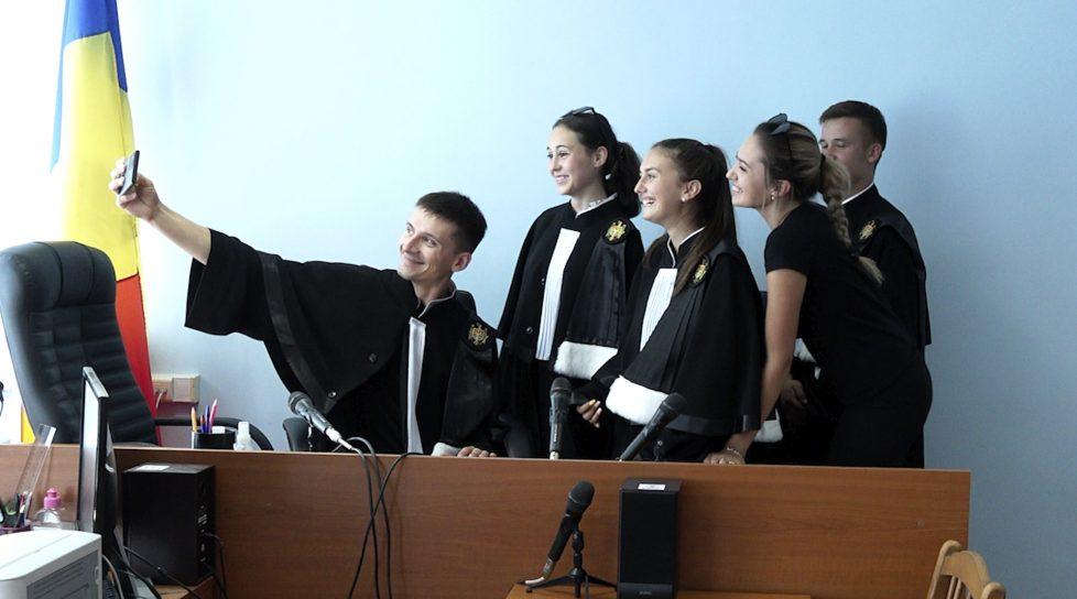 /VIDEO/ La Judecătoria Rîșcani a avut loc ziua ușilor deschise. Tinerii au îmbrăcat robe de judecători
