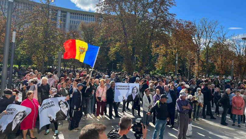 /FOTO/ Mii de oamenii la protestul din Chișinău: Unii au venit cu mături. Reacția Președinției la manifestație