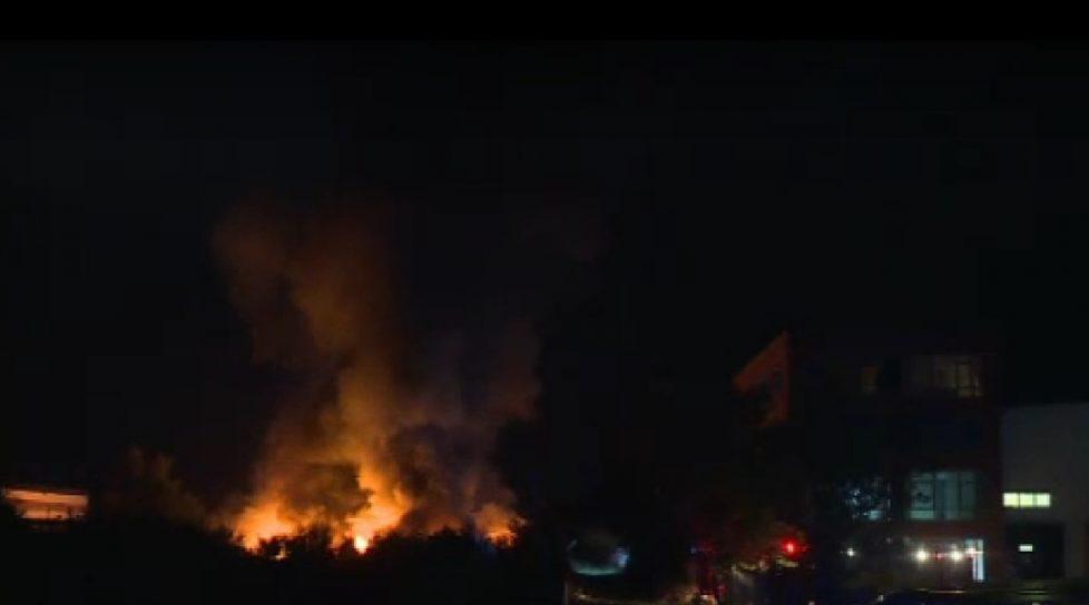Flăcări și fum toxic lângă București. Un depozit cu mase plastice a luat foc